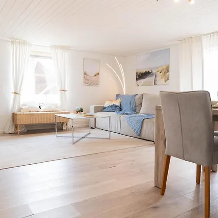 Beyond Cozy, Coastal Design, Balkon & Parkplatz